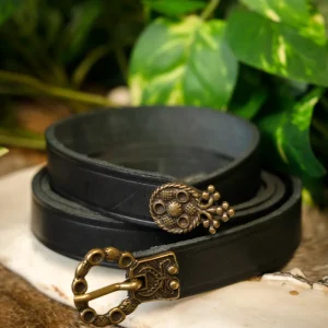 15e eeuwse riem met riemeinde (London), zwart leer, messing gesp, 165 cm