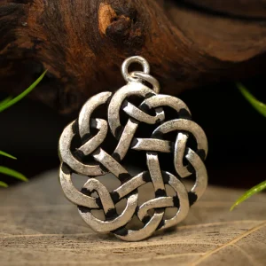 Amulet ronde Keltische knoop, verzilverd brons