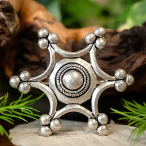Broche Uta zu Naumburg, verzilverd brons