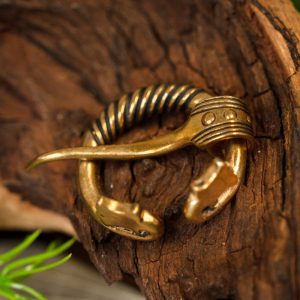 Baltische ringfibula met dierenkoppen, brons