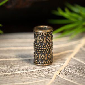 Cilindervormige Vikingbaardkraal met granulering, brons