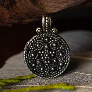 Birka schild amulet, graf 943, verzilverd brons