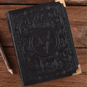Zwartleren boek met pentagram