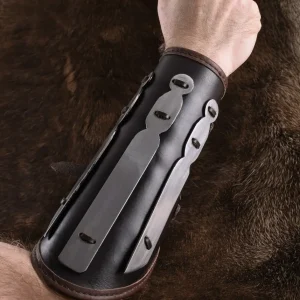 Aerdwulf leren bracers, onderarmbeschermers, met metalen strips