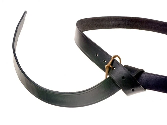 Middeleeuwse riem met opgeklonken bronzen gesp, zwart leer - Image 4