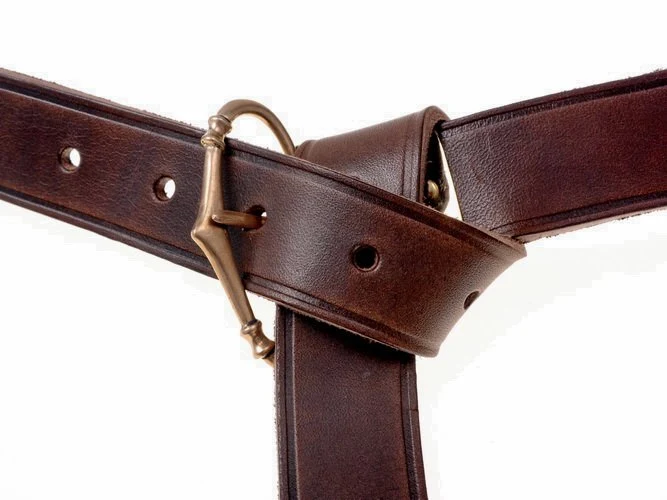 Middeleeuwse riem met opgeklonken bronzen gesp, zwart leer - Image 3