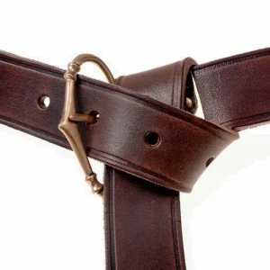 Middeleeuwse riem met opgeklonken bronzen gesp, bruin leer