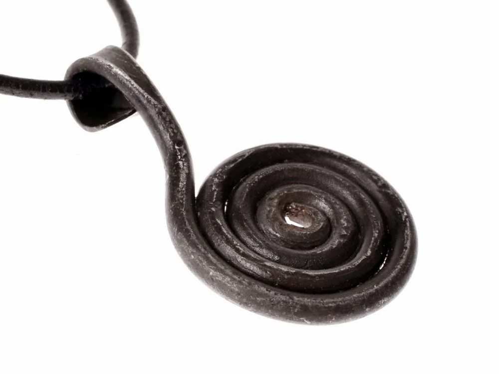 Gesmede Solsnurra zonnespiraal-amulet, ijzer - Image 4