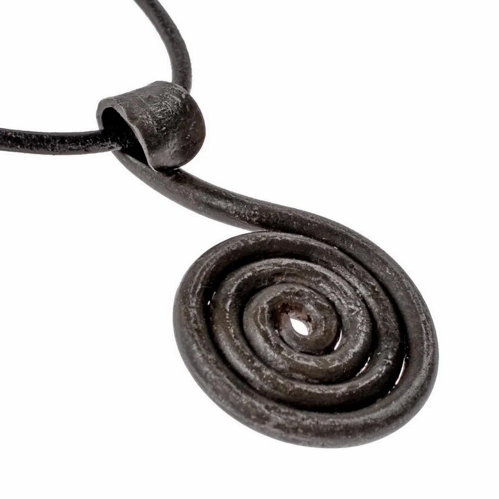 Gesmede Solsnurra zonnespiraal-amulet, ijzer - Image 2