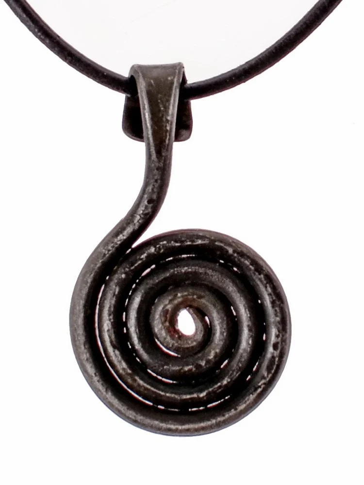 Gesmede Solsnurra zonnespiraal-amulet, ijzer - Image 3
